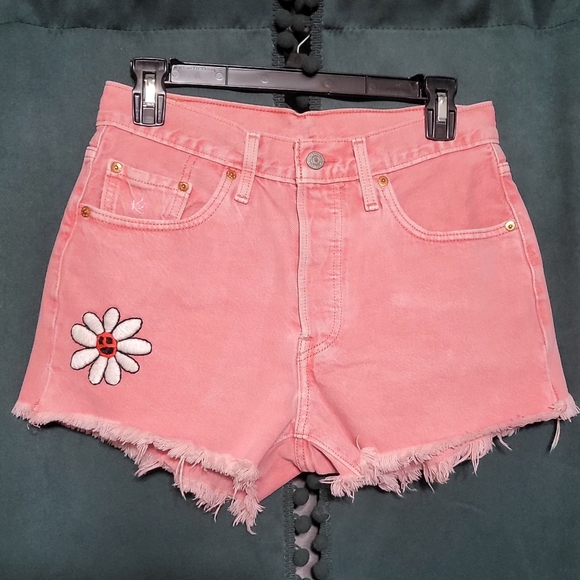 Hand-embroidered 501 Levi's Pink Denim Cutoff Shorts with Retro Flowers-Waist 27 - Picture 3 of 7